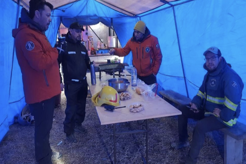 La Municipalidad de Ushuaia sumó un cuarto camión cisterna al servicio de Tolhuin para el combate del incendio en el aserradero La Municipalidad de Ushuaia sumó un cuarto camión cisterna al servicio de Tolhuin para el combate del incendio en el aserradero