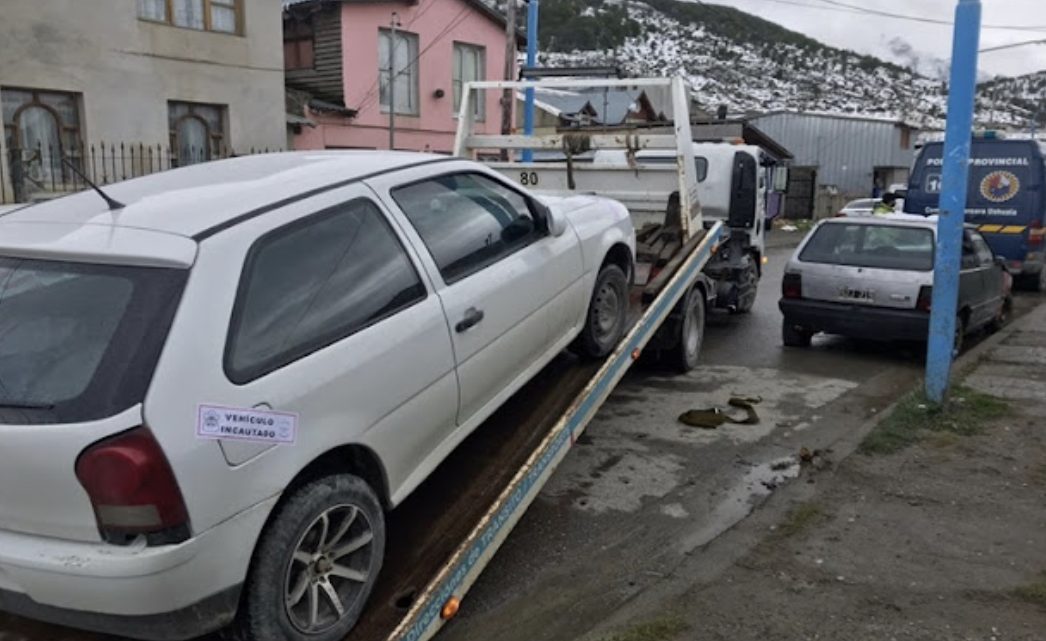 Borracho, chocó  vehículo estacionado, huyo y lo atraparon