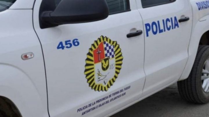 Motociclista se lesiona al chocar con un poste de luz