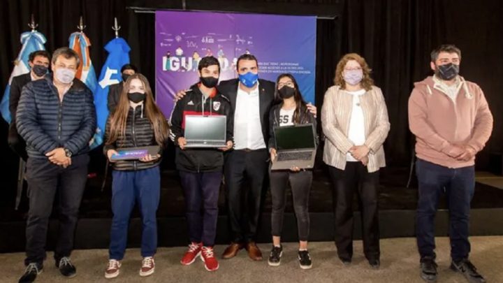Vuoto y Yutrovic participaron de la entrega de netbooks donadas por la Fundación YPF