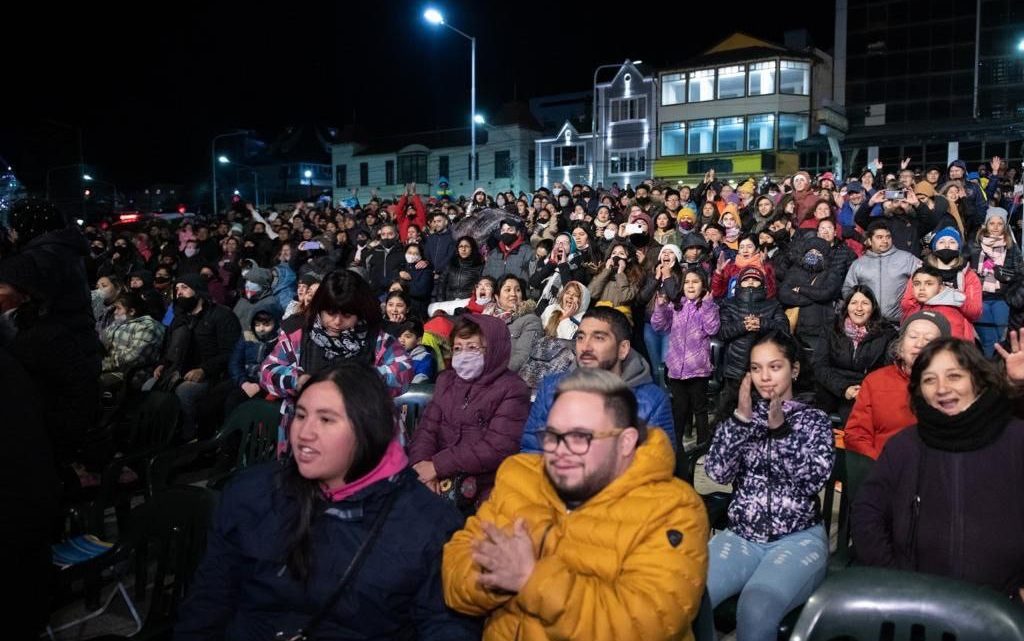 LOS TEKIS HICIERON BAILAR A VECINOS Y VECINAS EN EL CUMPLEAÑOS DE LA CIUDAD