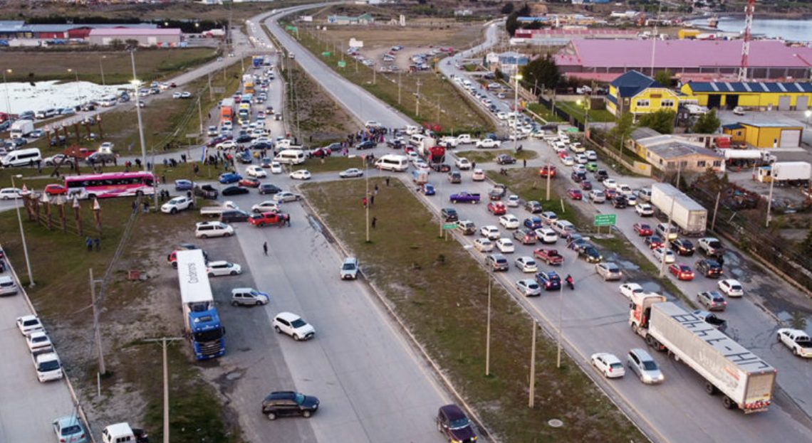 En Punta Arenas, los chilenos salen a la calle por el aumento en los combustibles