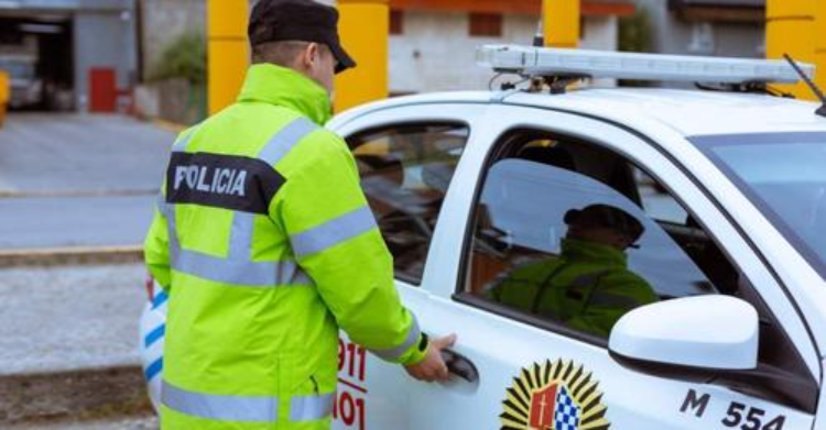 PERSONAL POLICIAL RESULTÓ CON HERIDAS CORTANTES TRAS INTERVENIR EN UN INCIDENTE FAMILIAR. PERSONAL POLICIAL RESULTÓ CON HERIDAS CORTANTES TRAS INTERVENIR EN UN INCIDENTE FAMILIAR.
