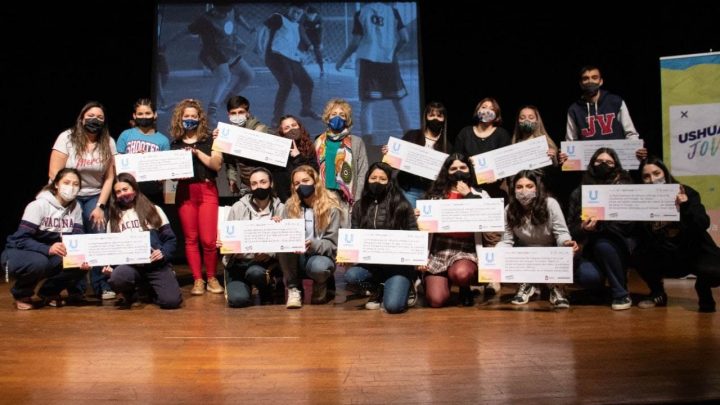 LA MUNICIPALIDA DE USHUAIA ENTREGÓ LOS PREMIOS A LOS Y LAS JÓVENES PARTICIPANTES DEL USHUAIA JOVEN