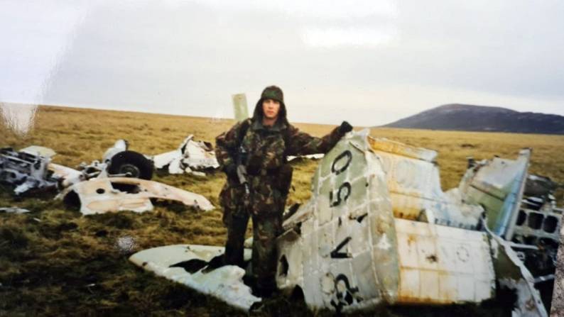 Un soldado británico devolvió a la Argentina restos de un avión derribado en Malvinas Un soldado británico devolvió a la Argentina restos de un avión derribado en Malvinas