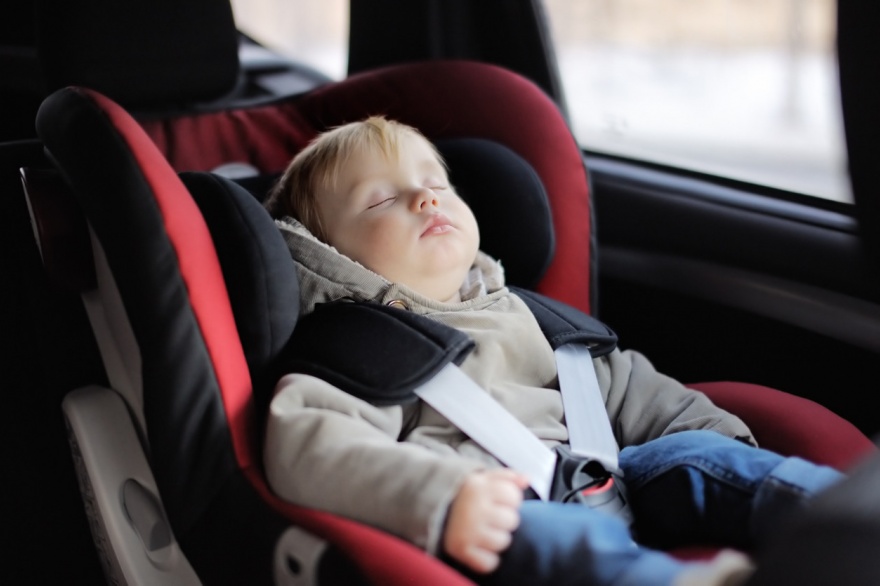 Será obligatorio el uso de sillas de seguridad para niños en el transporte público