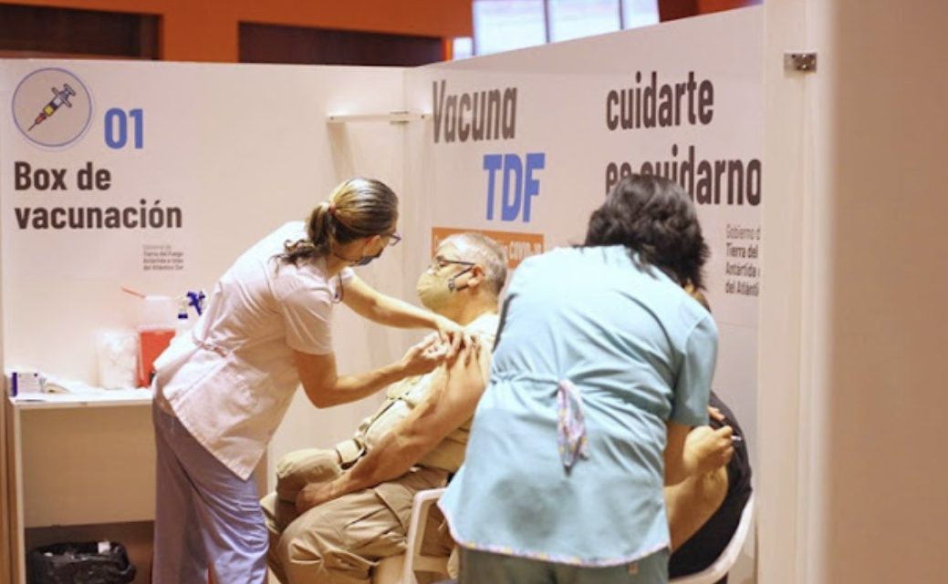 Tercera dosis de vacuna para Personal de Salud y mayores de 70 en TDF
