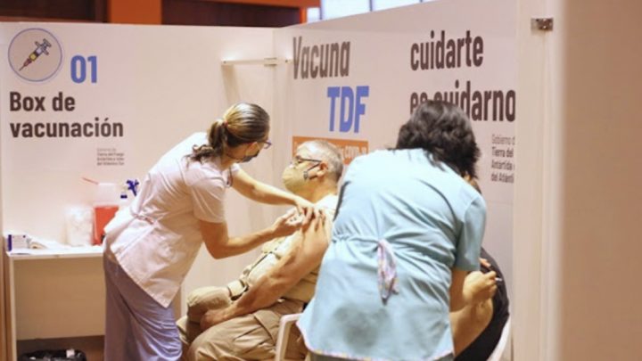 Tercera dosis de vacuna para Personal de Salud y mayores de 70 en TDF