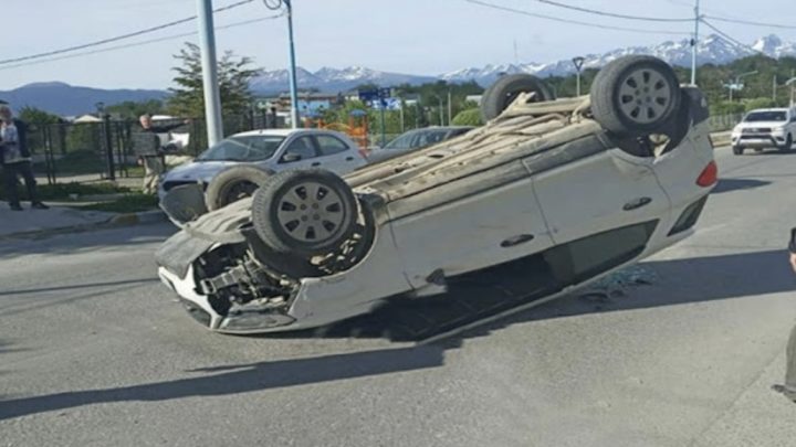 Choque A Vehículo Estacionado Y Vuelco En Ushuaia De Conductor Alcoholizado