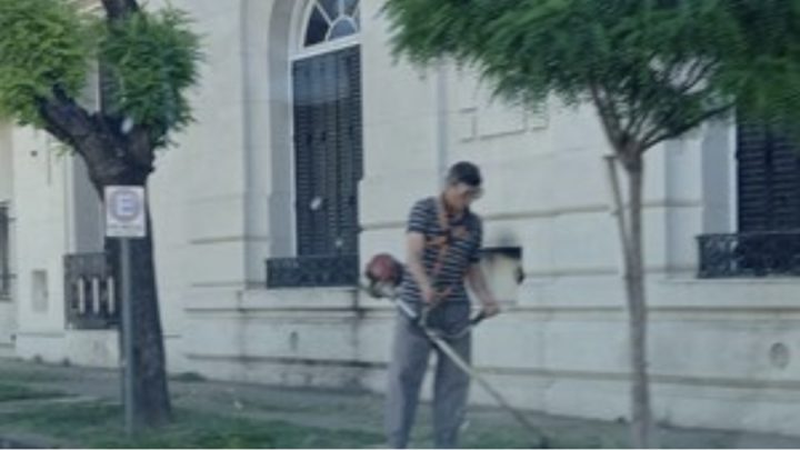 Como En Su Casa: El Intendente De Saavedra-Pigüé Salió A Cortar El Pasto Del Municipio