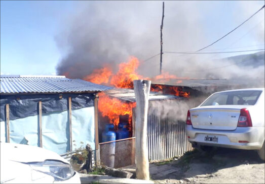 El fuego consumió por completo una casilla en El Escondido y afectó a otra