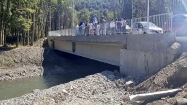 Rescate de dos personas en el rio Pipo en el Puente de la Mujer