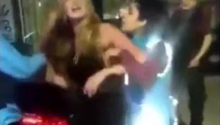 CITAN A DECLARAR A LA JOVEN QUE AGREDIÓ CON COMENTARIOS DISCRIMINATORIOS A UNA POLICÍA