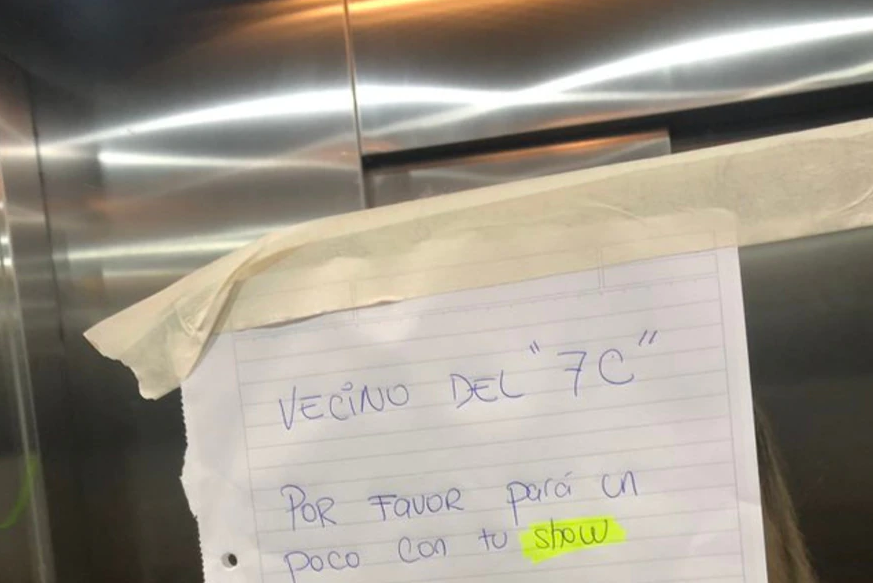“Show sexual”: la lapidaria nota en un ascensor que desató una guerra entre vecinos