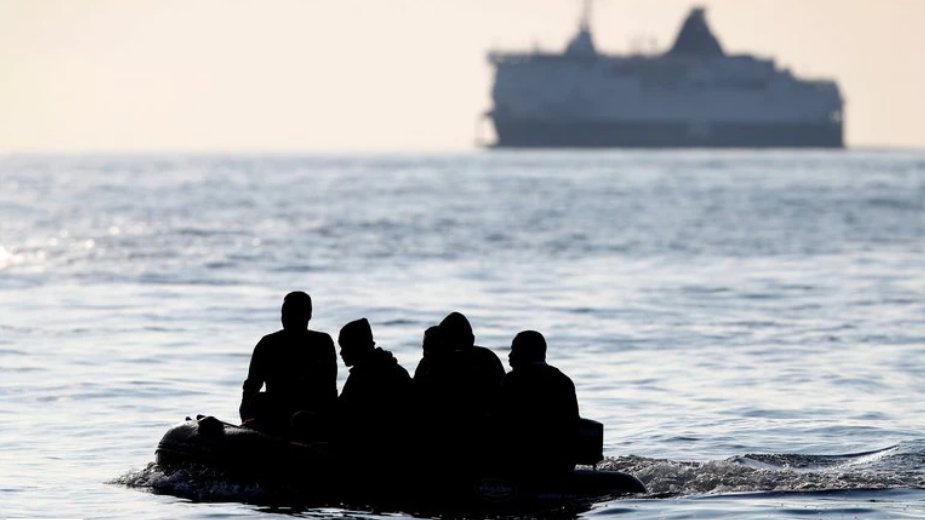 Reino Unido: proponen enviar a las Islas Malvinas a los migrantes que cruzan el Canal de la Mancha