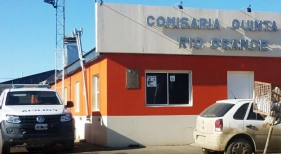 ESCÁNDALO POLICÍAL EN RIO GRANDE: UNA POLICÍA ASEGURA QUE ES PERSEGUIDA LABORALMENTE PORQUE EL UNIFORME LE MARCA LOS PECHOS