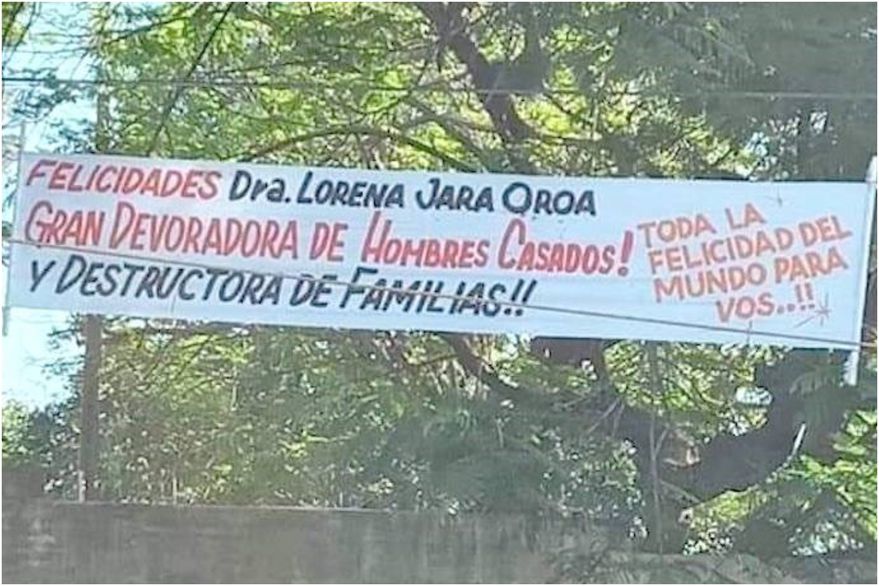 “Destructora de familias”: le colgaron un pasacalles por infiel y su reacción fue insólita “Destructora de familias”: le colgaron un pasacalles por infiel y su reacción fue insólita