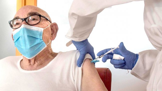 Anunciaron la aplicación de una tercera dosis a personal de salud y mayores de 70 años Anunciaron la aplicación de una tercera dosis a personal de salud y mayores de 70 años