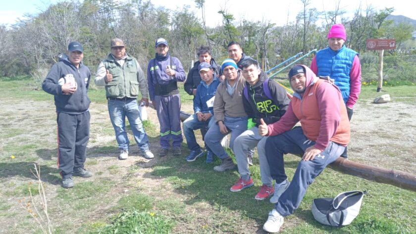 “Constructores Solidarios” hacen mantenimiento gratuito de la canchita