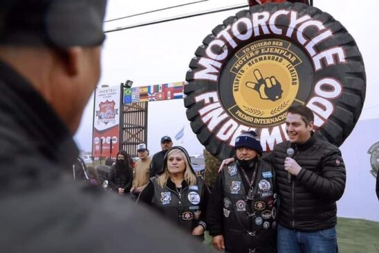 Río Grande: Inauguran monumento al primer motoquero que unió Ushuaia con Alaska