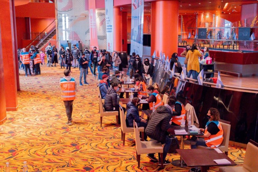 Comienza a aplicarse la dosis refuerzo a personal de salud y mayores de 70 años