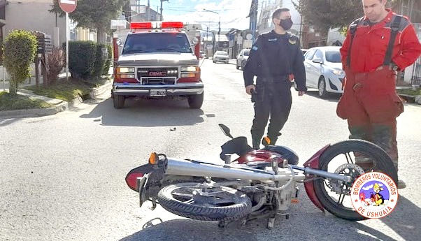 Choque entre una motociclista y una automovilista