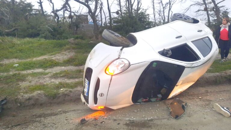 Conductor volcó luego de una mala maniobra