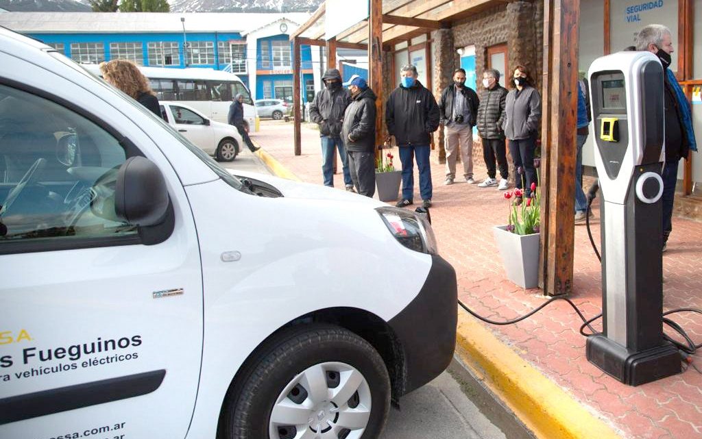 Vuoto inauguró el primer cargador de energía para autos eléctricos Vuoto inauguró el primer cargador de energía para autos eléctricos