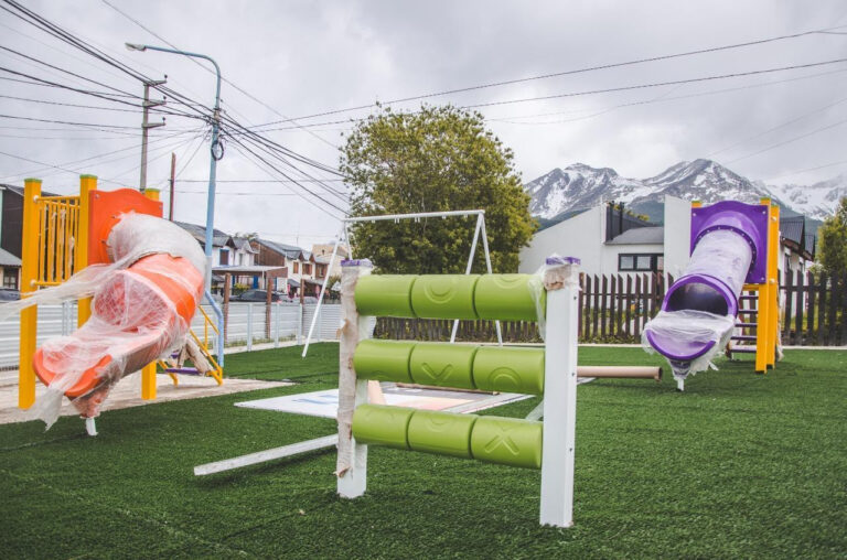 Se colocaron los nuevos juegos de la plaza del Bº San Salvador y avanza la remodelación integral de la plaza de Los Bomberos
