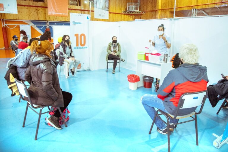 Comienzan a vacunar con dosis de refuerzo contra el Covid-19 a mayores de 18 años en Río Grande