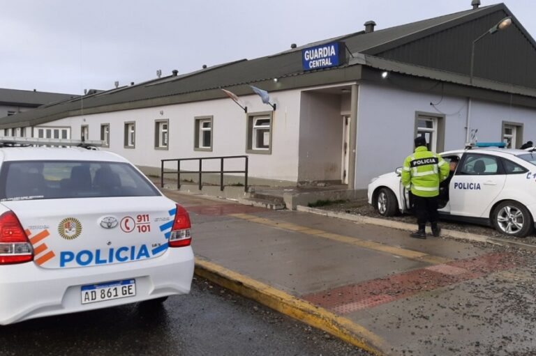 Peatona sufre grave lesión al ser arrollada por una combi