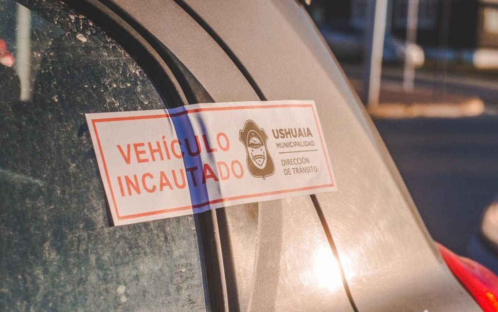 Conductor ebrio se durmió en medio de la calle