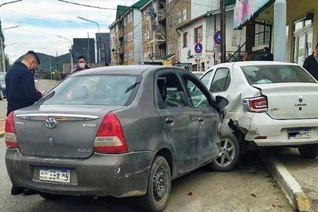 Conductor lesionado al chocar un vehiculo estacionado