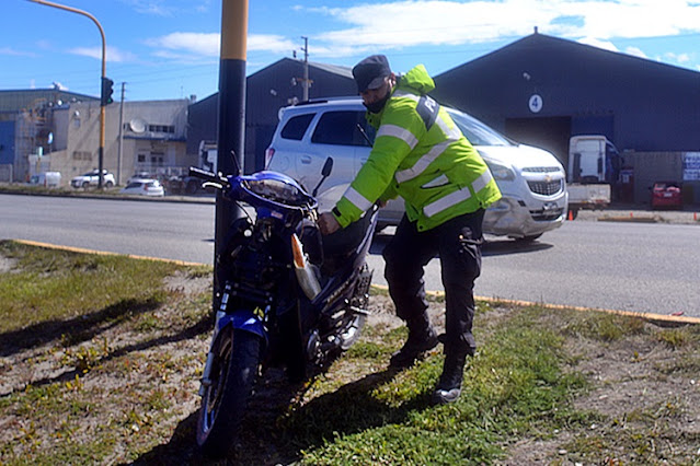 Choque entre una moto y un auto, con un lesionado