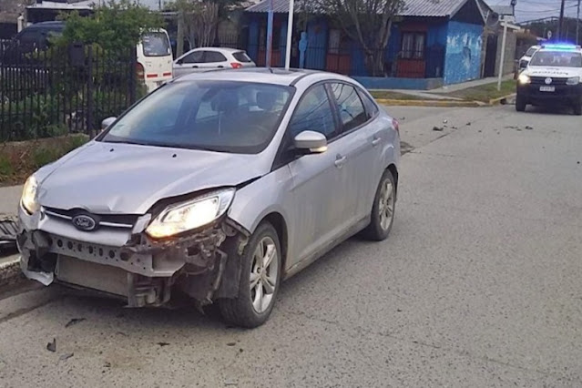 Choque en Ushuaia, dos personas trasladadas al Hospital.