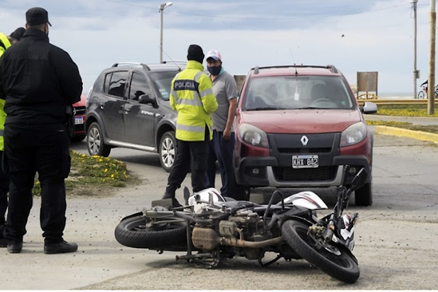 Choque entre un auto y una moto, dos personas lesionadas