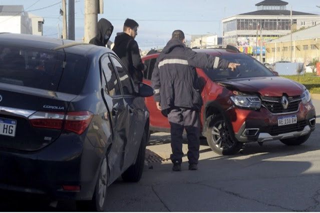 Conductora lesionada en choque entre un Corolla y un Sandero Conductora lesionada en choque entre un Corolla y un Sandero