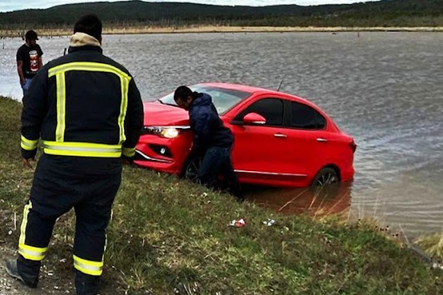 Conductora quiso salir, pero puso reversa y termino cayendo al lago Fagnano