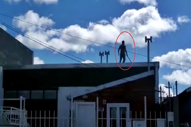 Se atrinchero en un techo, luego de pelearse con un amigo