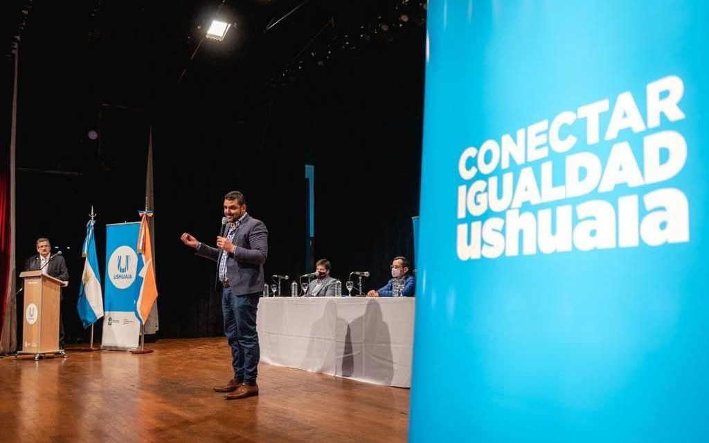 VUOTO ENCABEZÓ LA ENTREGA DE COMPUTADORAS CONECTAR IGUALDAD USHUAIA A ESCUELAS EXPERIMENTALES DE LA CIUDAD