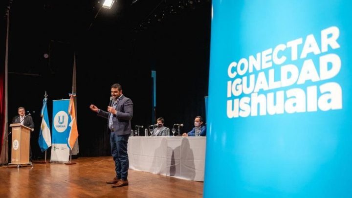 VUOTO ENCABEZÓ LA ENTREGA DE COMPUTADORAS CONECTAR IGUALDAD USHUAIA A ESCUELAS EXPERIMENTALES DE LA CIUDAD