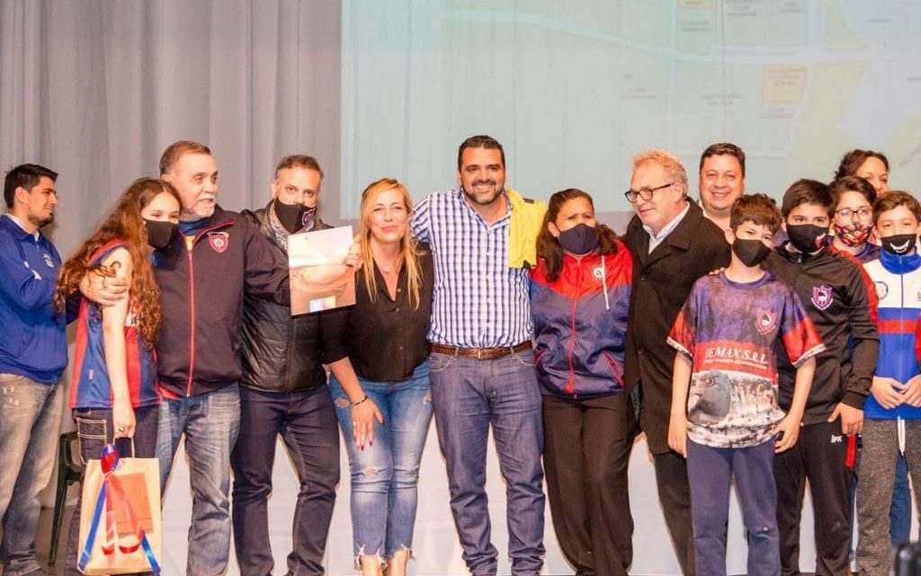 VUOTO ENTREGÓ PREDIOS A CLUBES DE LA CIUDAD PARA LA CONSTRUCCIÓN DE SUS SEDES DEPORTIVAS VUOTO ENTREGÓ PREDIOS A CLUBES DE LA CIUDAD PARA LA CONSTRUCCIÓN DE SUS SEDES DEPORTIVAS