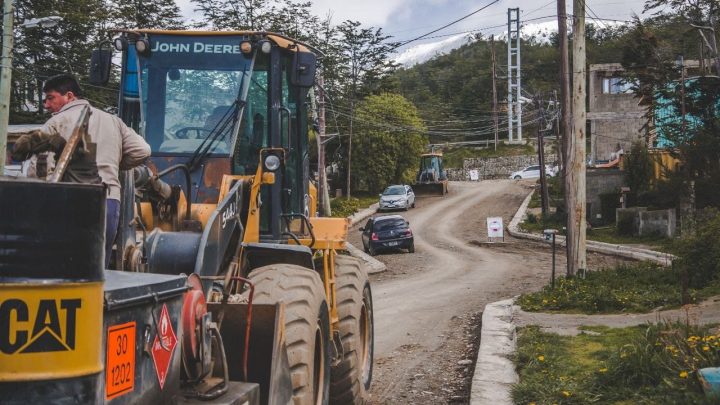 EN EL BARRIO LOS MORROS INICIARON LOS TRABAJOS EN LAS CALLES TERESA DE CALCUTA Y CALAFATE