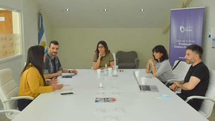 EN LA CASA DE LA MUJER, LA MUNICIPALIDAD DE USHUAIA ARTICULA ACCIONES CON EL COLECTIVO LGBTQI+