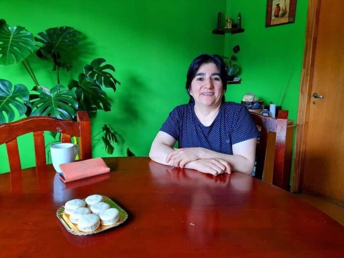 VINO DE CHILE POR UNOS DÍAS A TOLHUIN, SE QUEDÓ Y SE DEDICA A LA ELABORACIÓN DE COMIDAS TÍPICAS CHILENAS