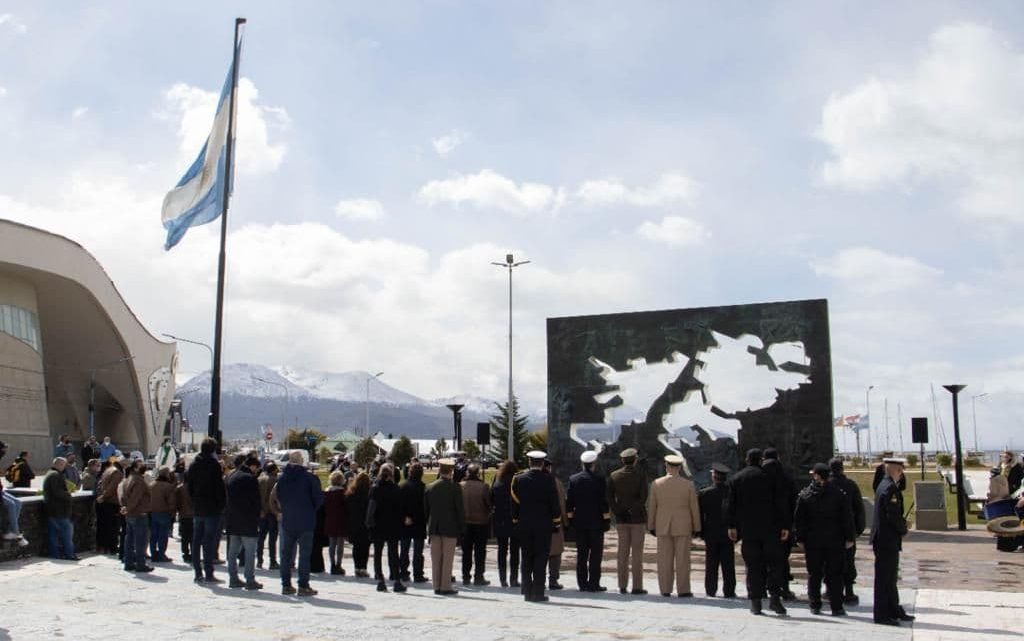 LA MUNICIPALIDAD DE USHUAIA PARTICIPÓ Y RINDIÓ HOMENAJE EN EL DÍA DE LA SOBERANÍA NACIONAL EN LA PLAZA MALVINAS