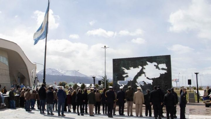 LA MUNICIPALIDAD DE USHUAIA PARTICIPÓ Y RINDIÓ HOMENAJE EN EL DÍA DE LA SOBERANÍA NACIONAL EN LA PLAZA MALVINAS