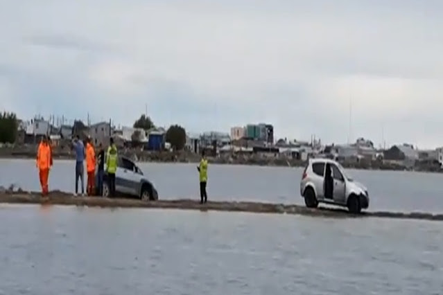 Vehiculos encajados en el Rio Grande, uno de ellos a punto de desbarracarse