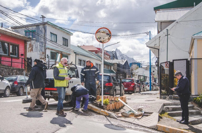 Se lleva a cabo la colocación de espejos parabólicos en la vía pública