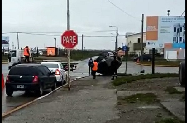 Un policía al volante, ebrio, volcó a la madrugada en el ingreso a Chacra II